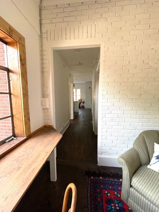 Building Photo - Renovated Historic One Bedroom Apartment D...