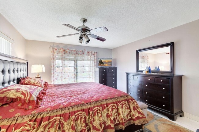 Building Photo - 4660 Greentree Pl