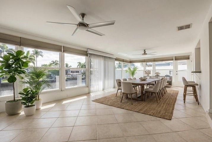 Building Photo - 270 SE 9th Ct