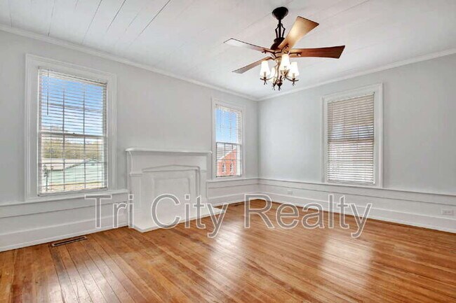 Building Photo - 115 Church Aly