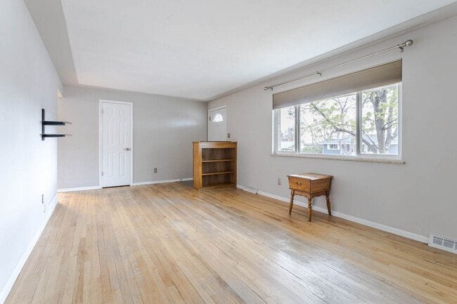 Building Photo - 755 Braun St