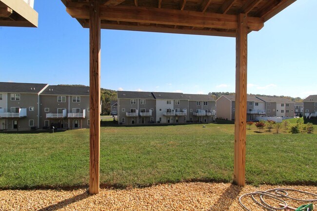 Building Photo - 3 Bedroom 2.5 Townhome Available Now!
