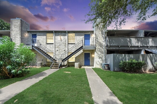 Building Photo - 9700 Leawood Blvd