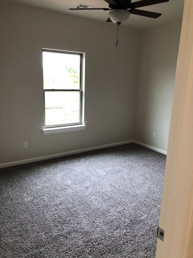 Building Photo - Stunning fully furnished 3 Bed 2.5 bath ho...