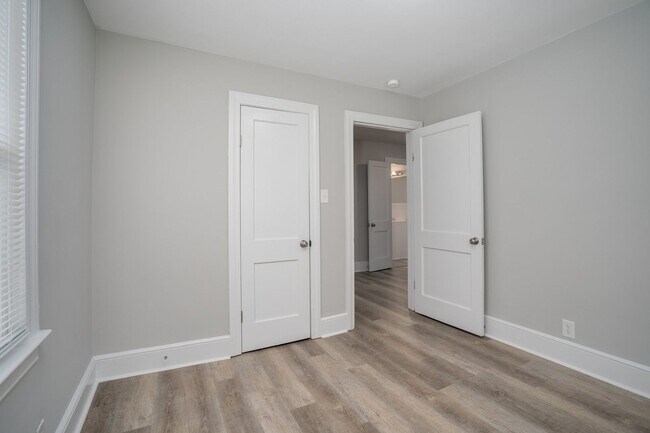 Building Photo - Quiet country living in the middle of it a...
