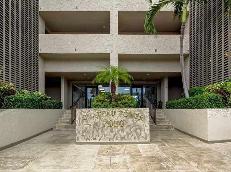 Front Entrance - 7050 Sunset Dr S