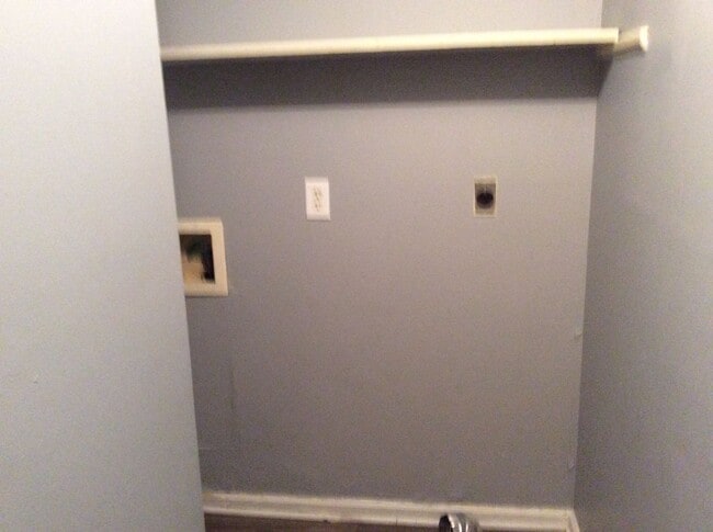 Building Photo - SPACIOUS 3 BEDROOM, 1.5 BATHROOM TOWN HOUSE LOCATED IN RADCLIFF