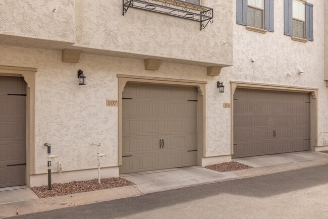 Building Photo - 2629 S Equestrian Dr