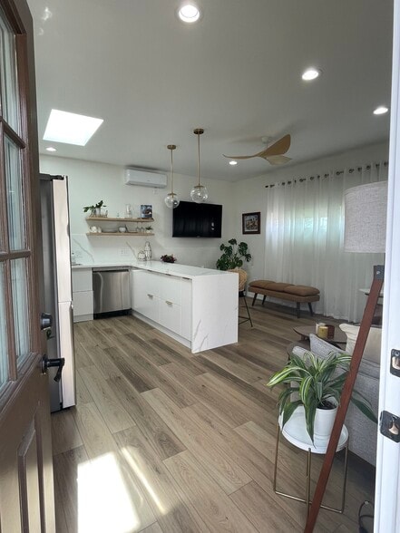 Building Photo - 2520 W 79th St