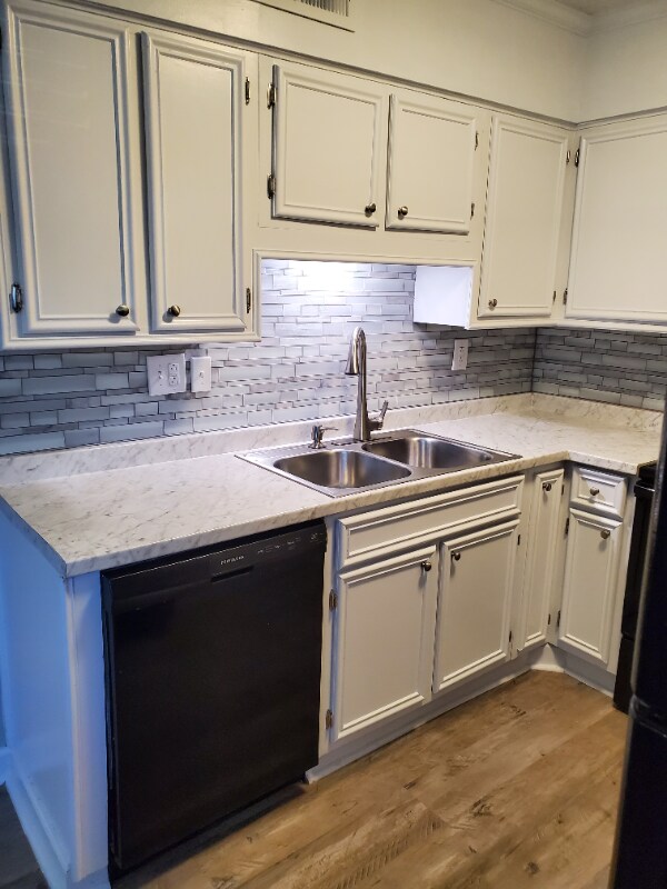 Building Photo - 601 Riverhill Cir
