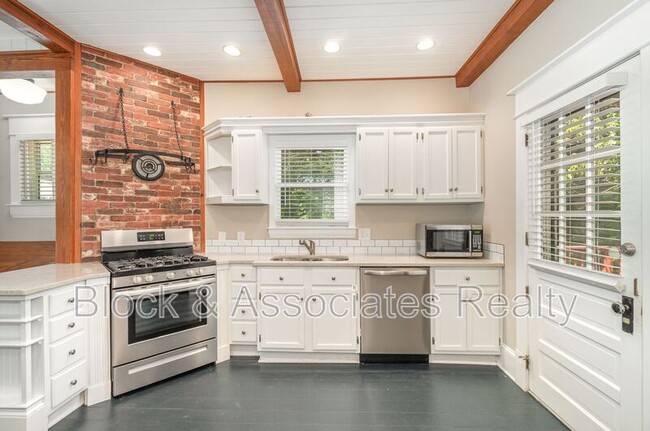 Building Photo - 1521 Seneca St