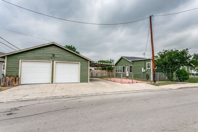 Building Photo - 1004 Edison Dr
