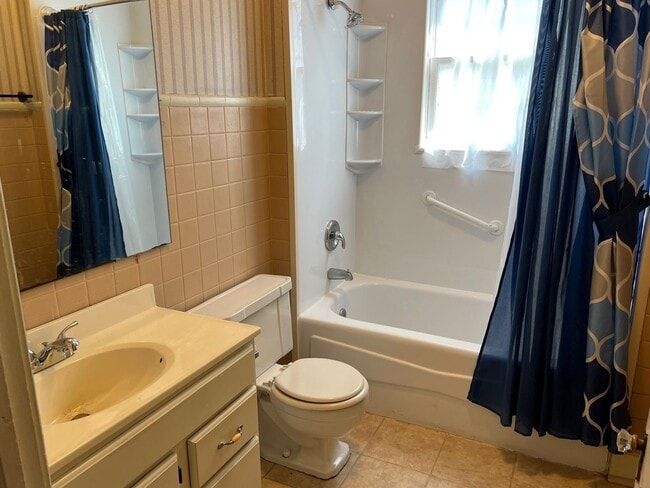 Building Photo - Home with 2 Bedrooms, 2 Baths with Bonus/C...