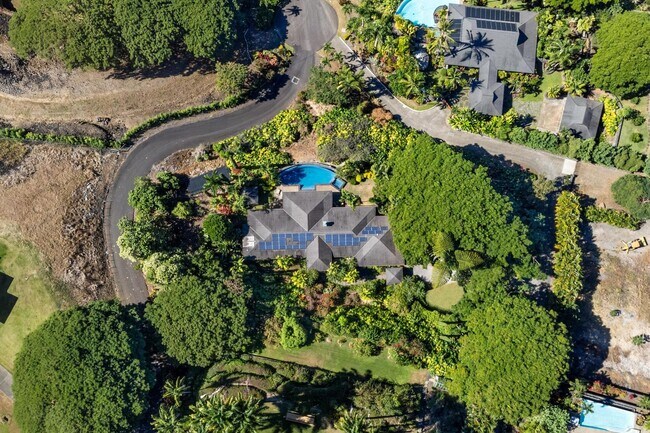 Building Photo - Luxury furnished 4 bedroom 3 bathroom with pool, spa, and outdoor showers