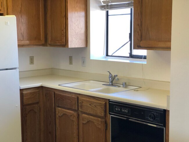 Building Photo - 2 BR Condo in gated community with many ut...