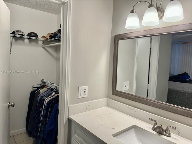 Building Photo - 9441 Evergreen Pl