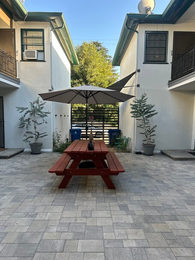 Building Photo - 11666 Magnolia Blvd