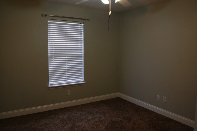 Building Photo - Super Cute Home In Excellent Location!
