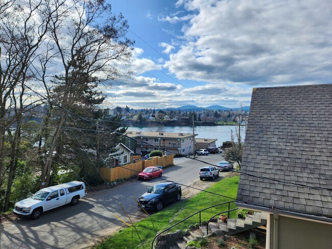 Building Photo - Top Floor Unit In Manette