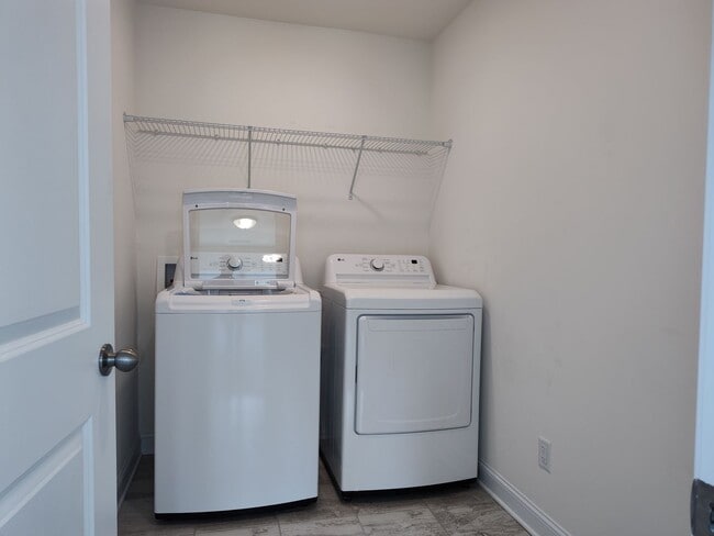 Building Photo - Charming End Unit Townhome located in the ...