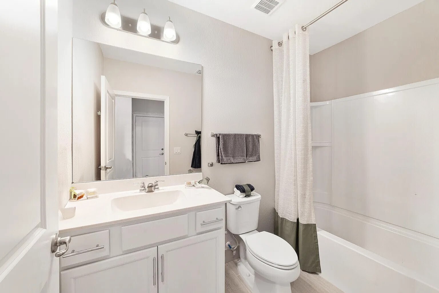 Building Photo - 4656 SW Lassiter Ter