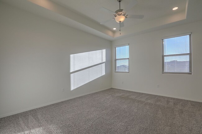 Building Photo - Stunning 3 Bedroom 2 Bathroom, 2 Car Garag...