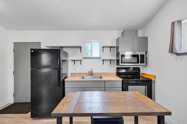 Building Photo - Modern One-Bedroom Above-Garage Apartment in Central Missoula