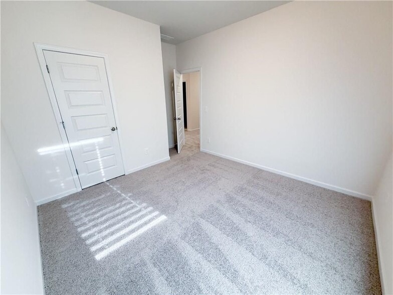 Building Photo - 145 Oak St