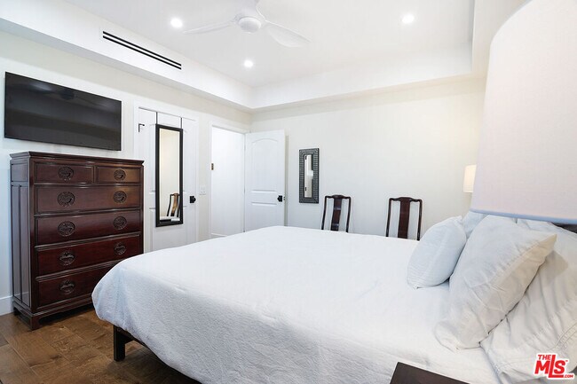 Building Photo - 2947 Kelton Ave