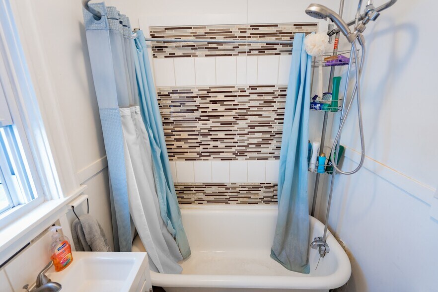 Building Photo - 412 Taunton Ave