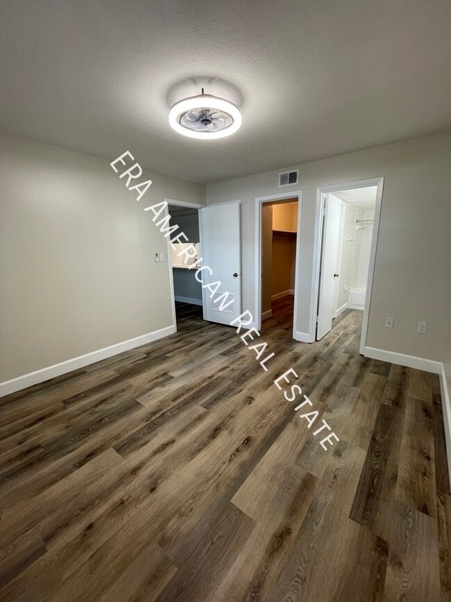 Building Photo - 613 Colonial Dr