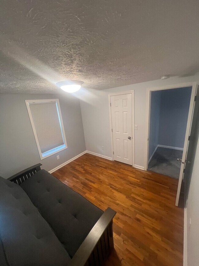 Building Photo - 2 bed • 1 bath • Garage • Shed • W/D included