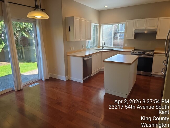 Building Photo - Kent Cypress Cove at the Lakes home - 3 bedroom 2.5 bath with 2 car garage - Available NOW.