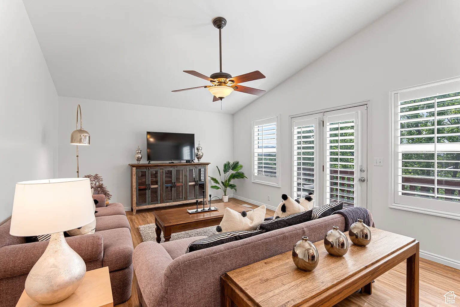 Family room - 11770 S Dry Creek Rd