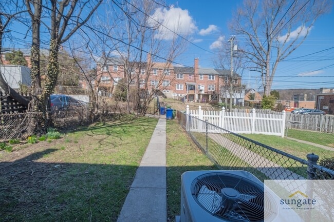 Building Photo - 1444 Meridene Dr