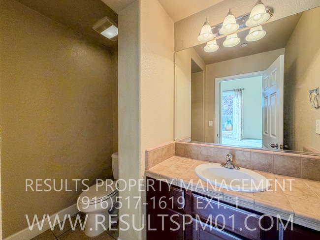 Building Photo - Elegance and spacious Mini Mansion