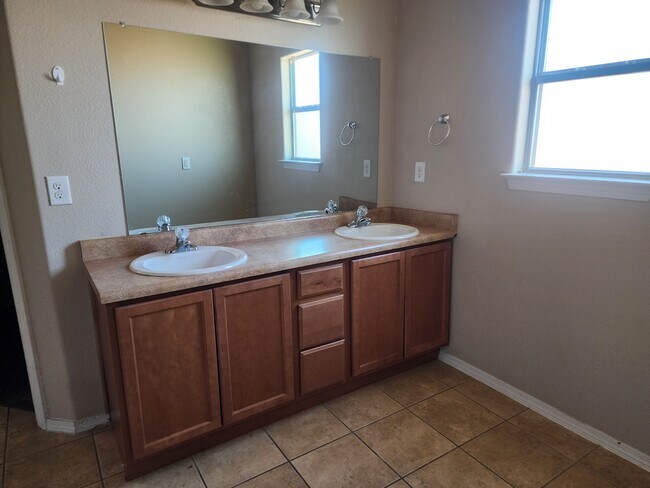 Building Photo - 4009 Monte Sombra Ave