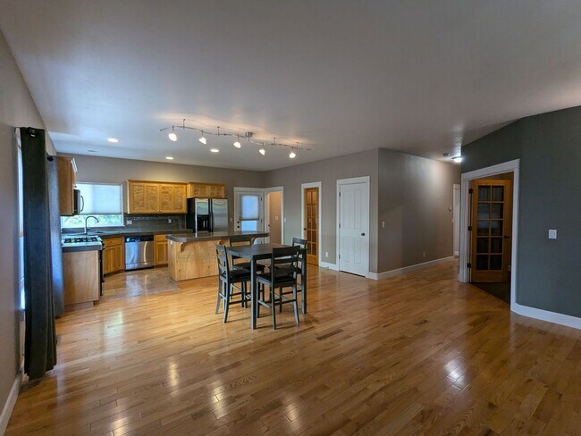 Building Photo - Gorgeous single-level 2x2 with an office\t...