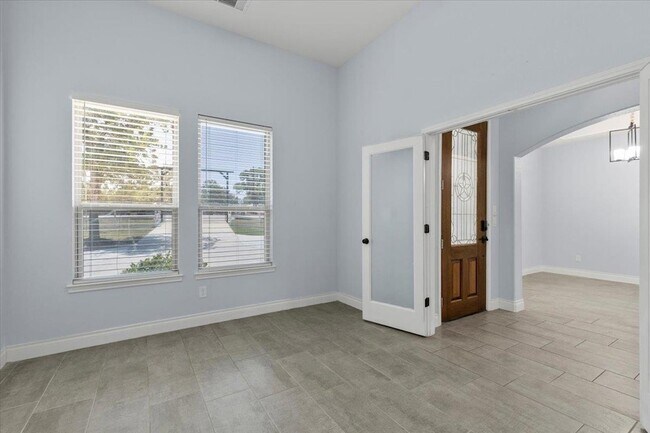 Building Photo - 127 Medlar Dr