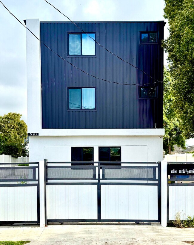 Building Photo - 1597 W 37th St