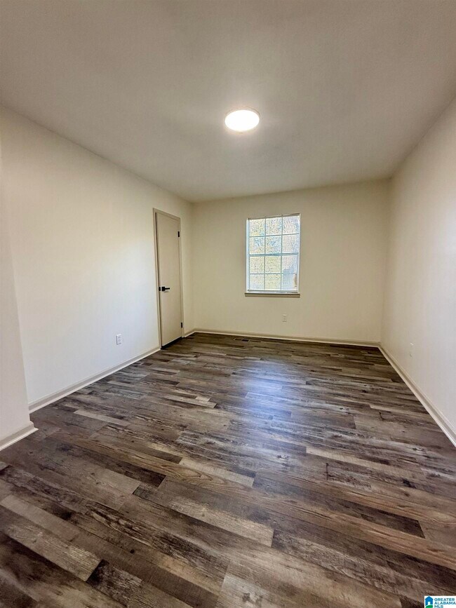 Building Photo - 648 Cort Cir NE