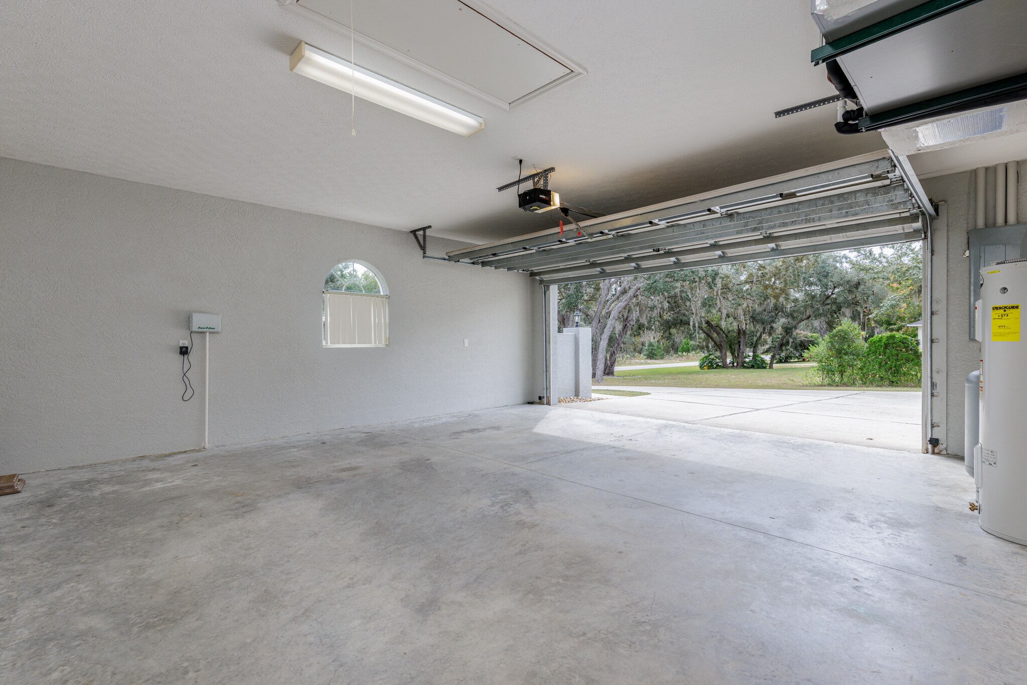 Building Photo - 320 N Fresno Ave