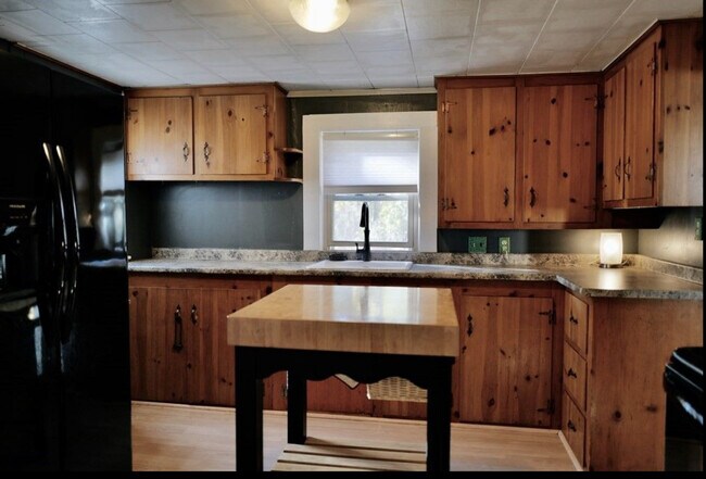 Building Photo - 252 Cedar St