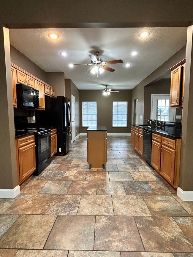 Building Photo - 310 Oak Vista Dr