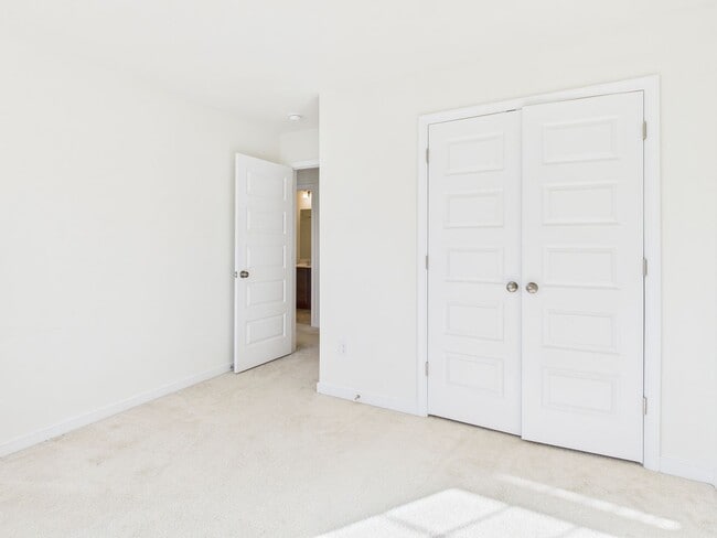 Building Photo - 6600 Wy Pt Dr