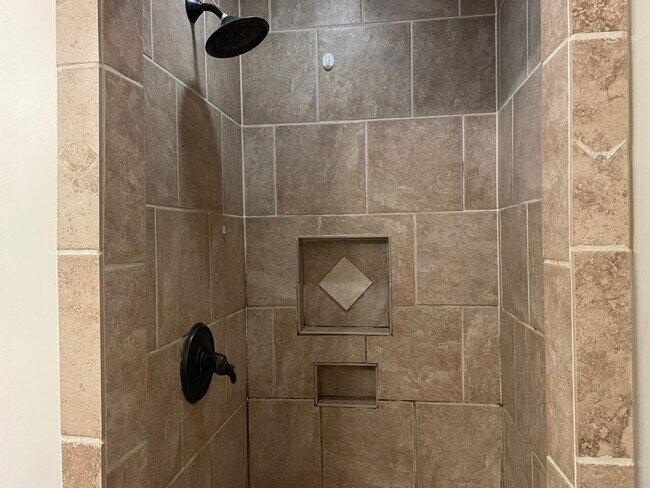 Building Photo - Spacious 4-Bedroom Home Just Minutes from the University of Memphis!