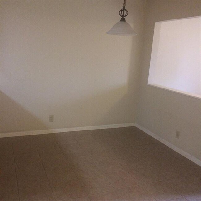 Building Photo - 102 Verna Spur