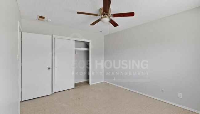 Building Photo - Spacious 2-Bedroom Unit Near Kirtland Air Force Base