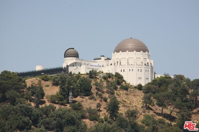 Building Photo - 2243 E Live Oak Dr