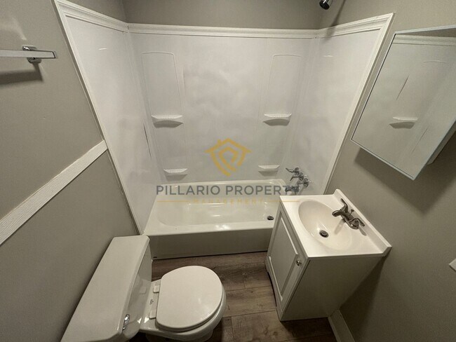 Building Photo - 711 W 22nd St